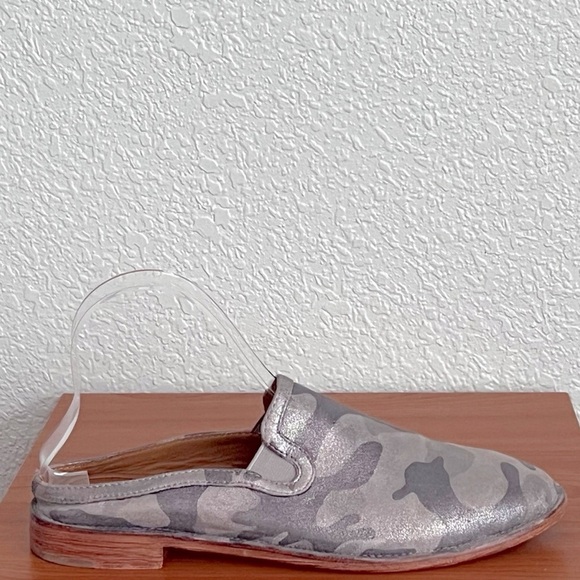 New Trask Ashley Suede Flat Slide Mule Silver Camouflage SZ 8 M - Picture 8 of 14